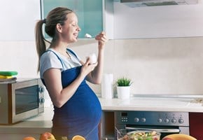 Gravid kvinne som spiser