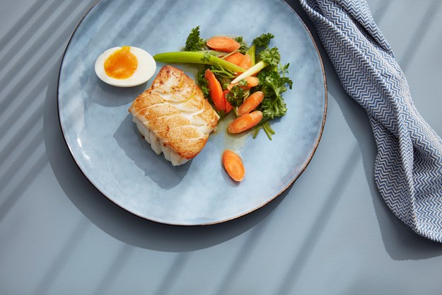 Stekt torsk med egg og grønnsaker