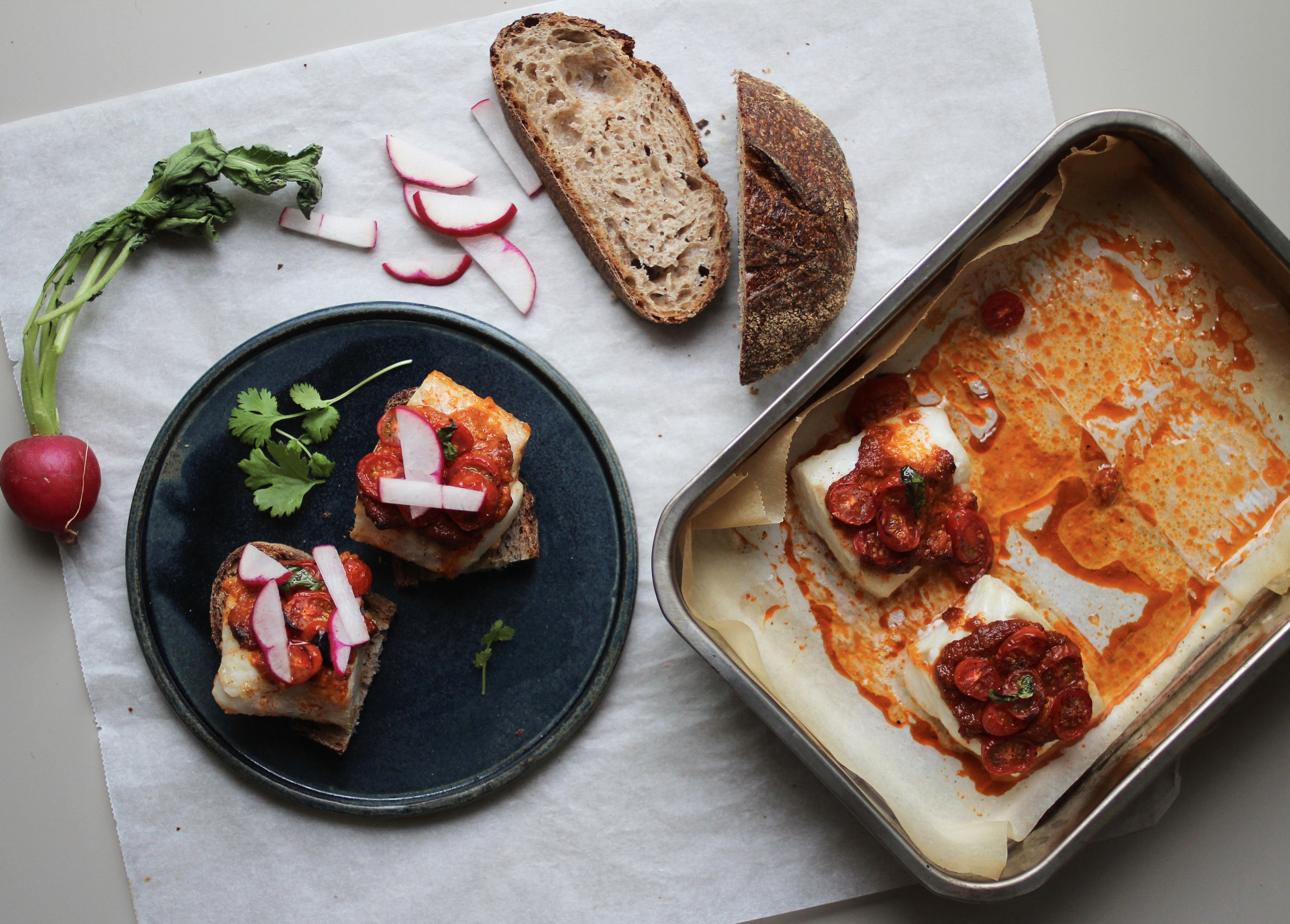 Mann på vei i parken