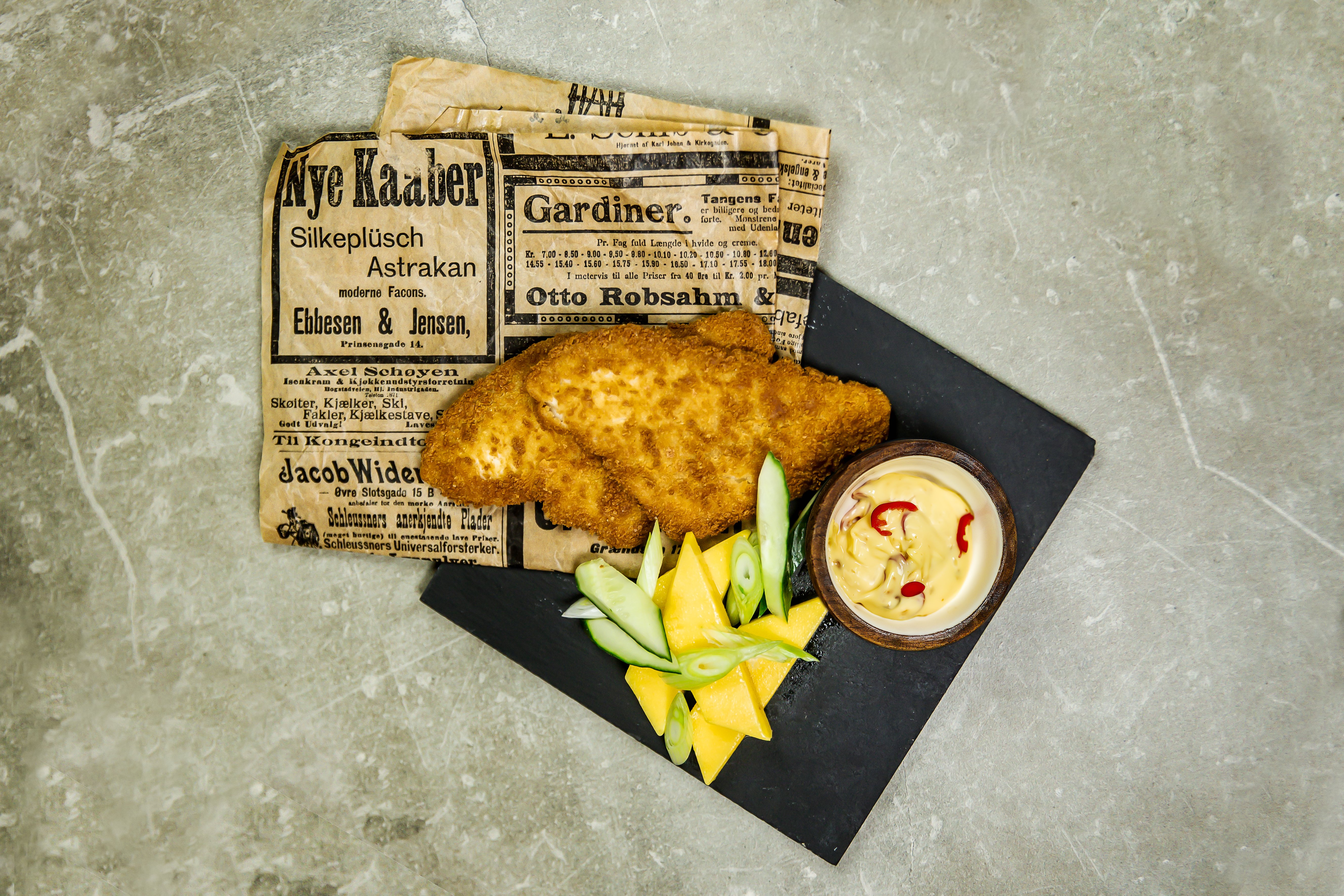 Panert rødspette med mangosalat og chilimajones