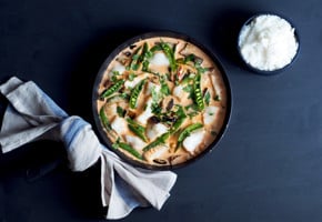 En skål med skreicurry på et bord sett ovenifra