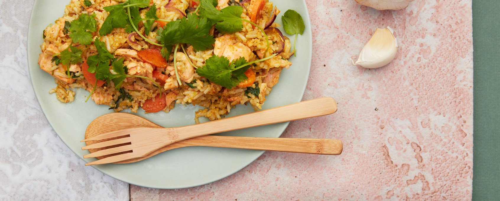 Stekt ris med karripaste, grønnsaker og laks