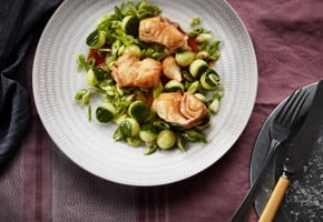 Stekt skrei med vårløk og agurk