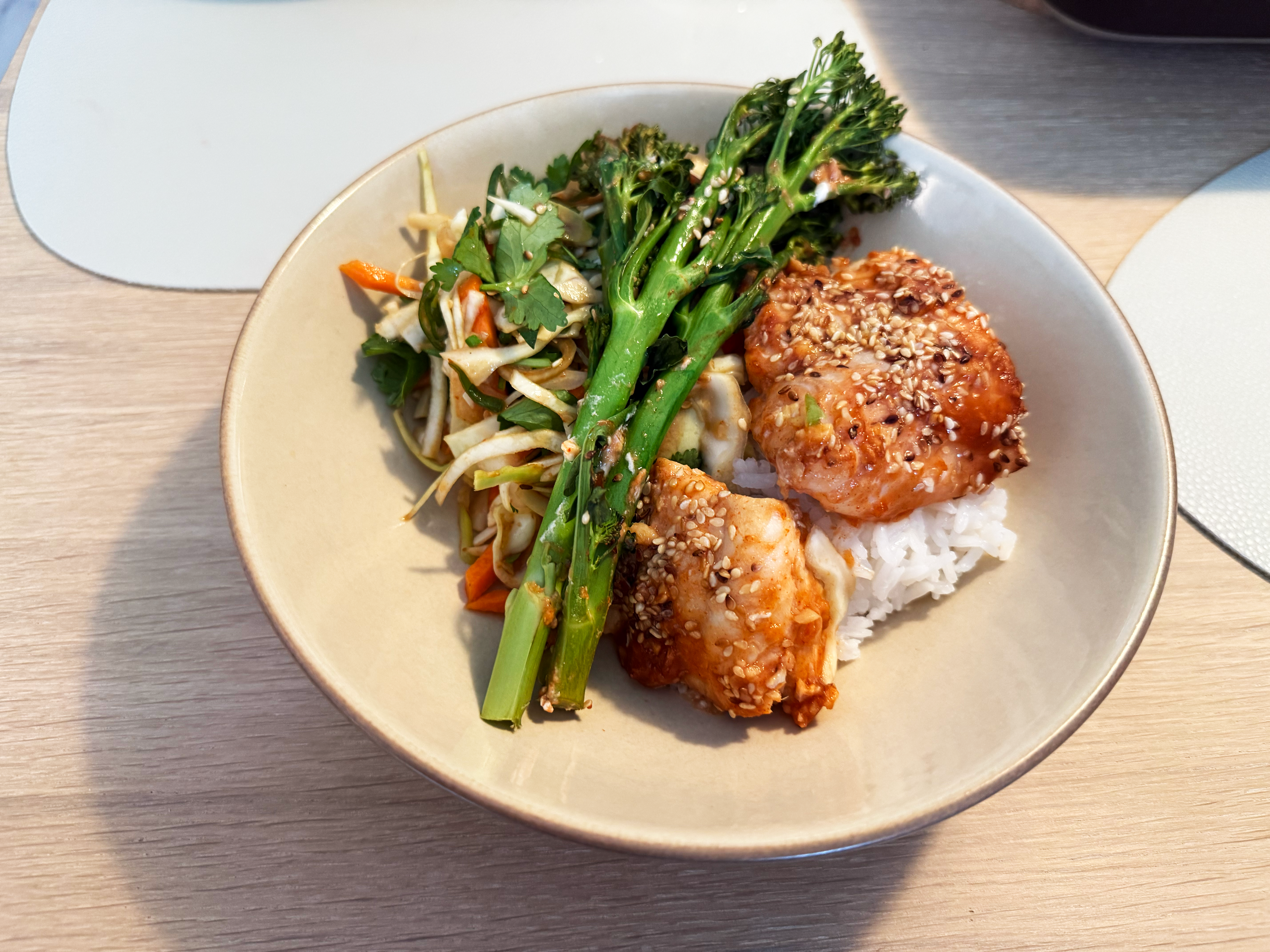 ovnsbakt torsk med spicy marinade, ris, asiatisk kålsalat med gulrot og sriracha. 