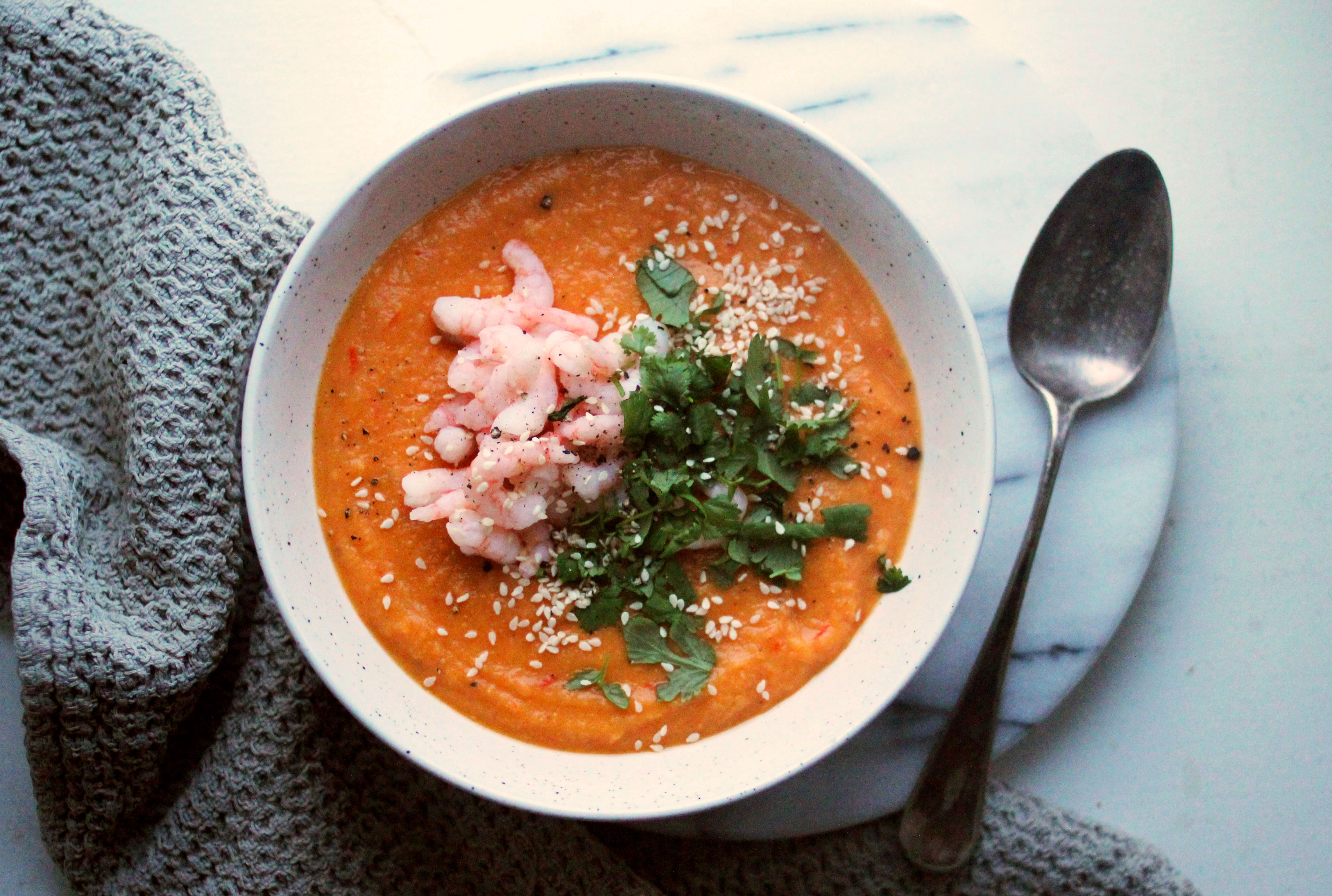 Gulrotsuppe med kokosmelk, koriander og reker