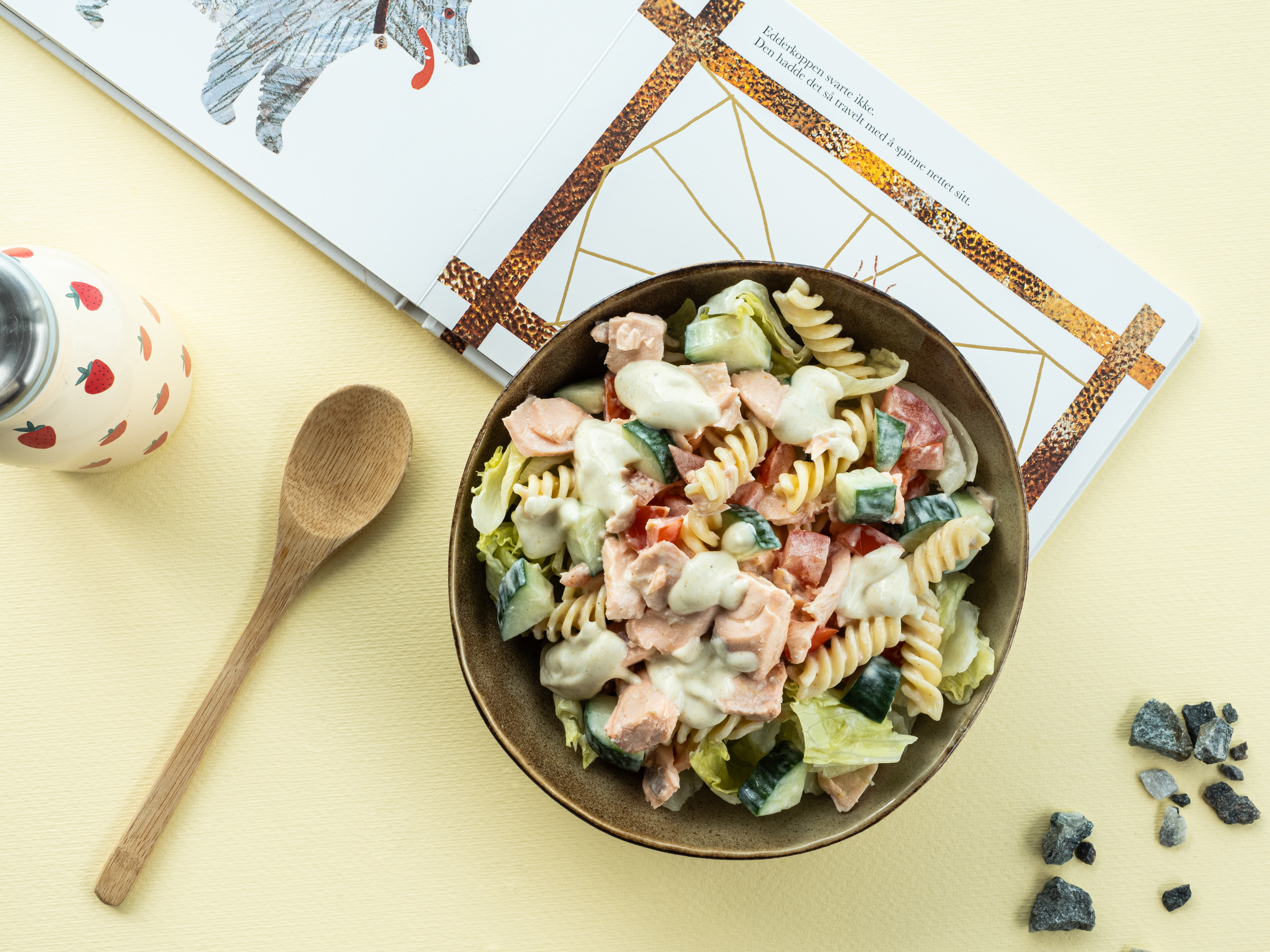 Pastasalat med karri-yoghurtdressing