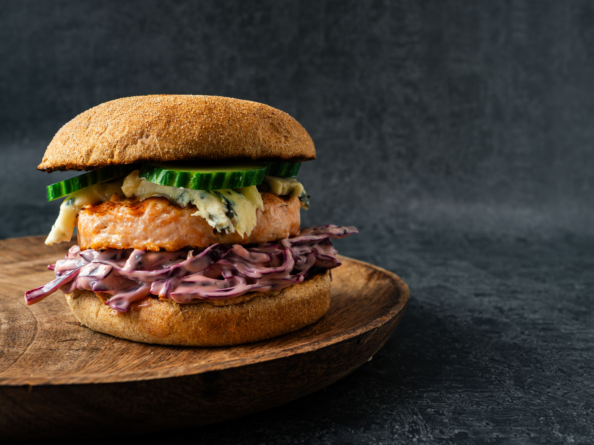 Lakseburger med blåmuggost og rødkålsalat 