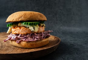 Lakseburger med blåmuggost og rødkålsalat