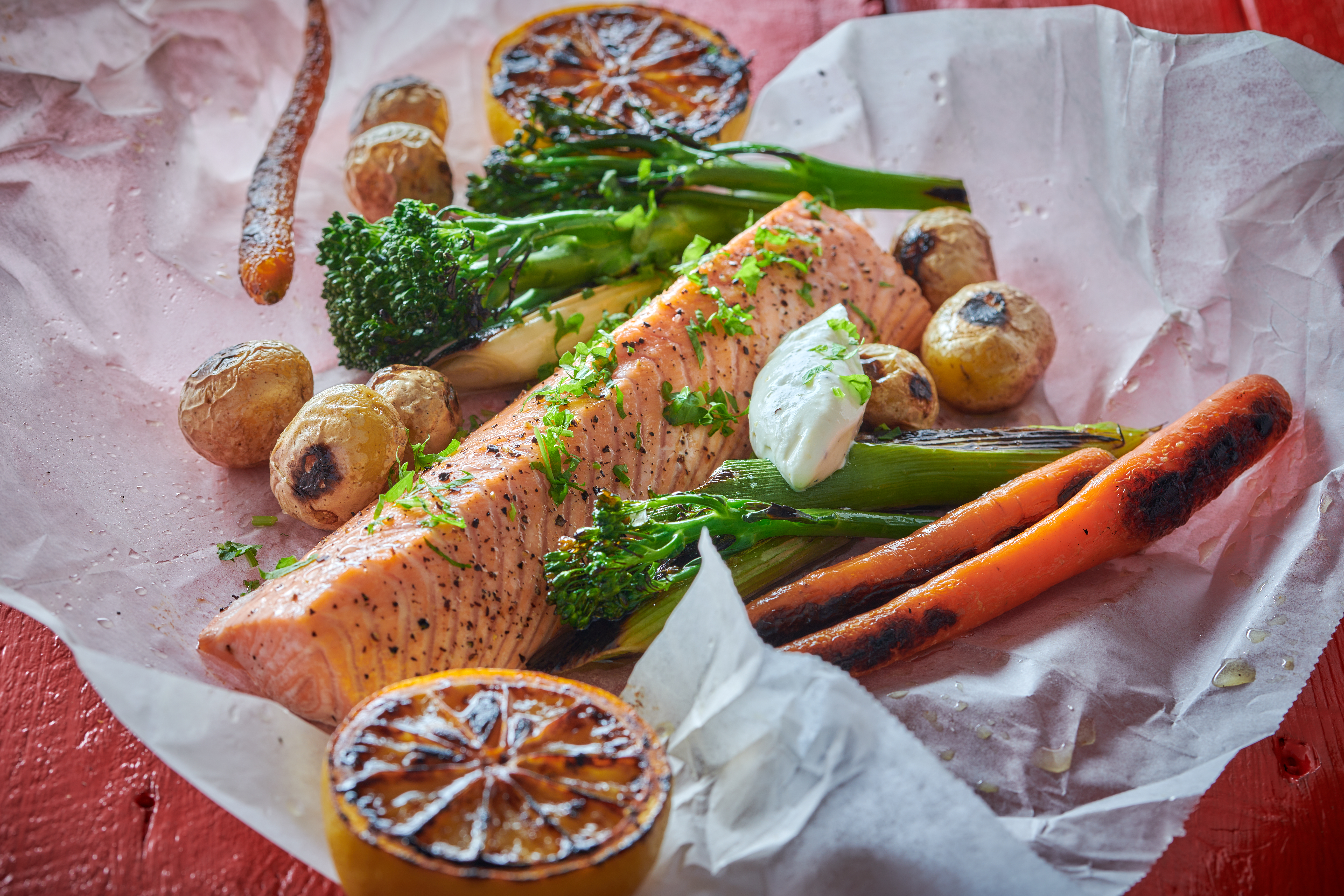 Hel, ovnsbakt lakseloin med sitronkrem, små poteter og stekte grønnsaker