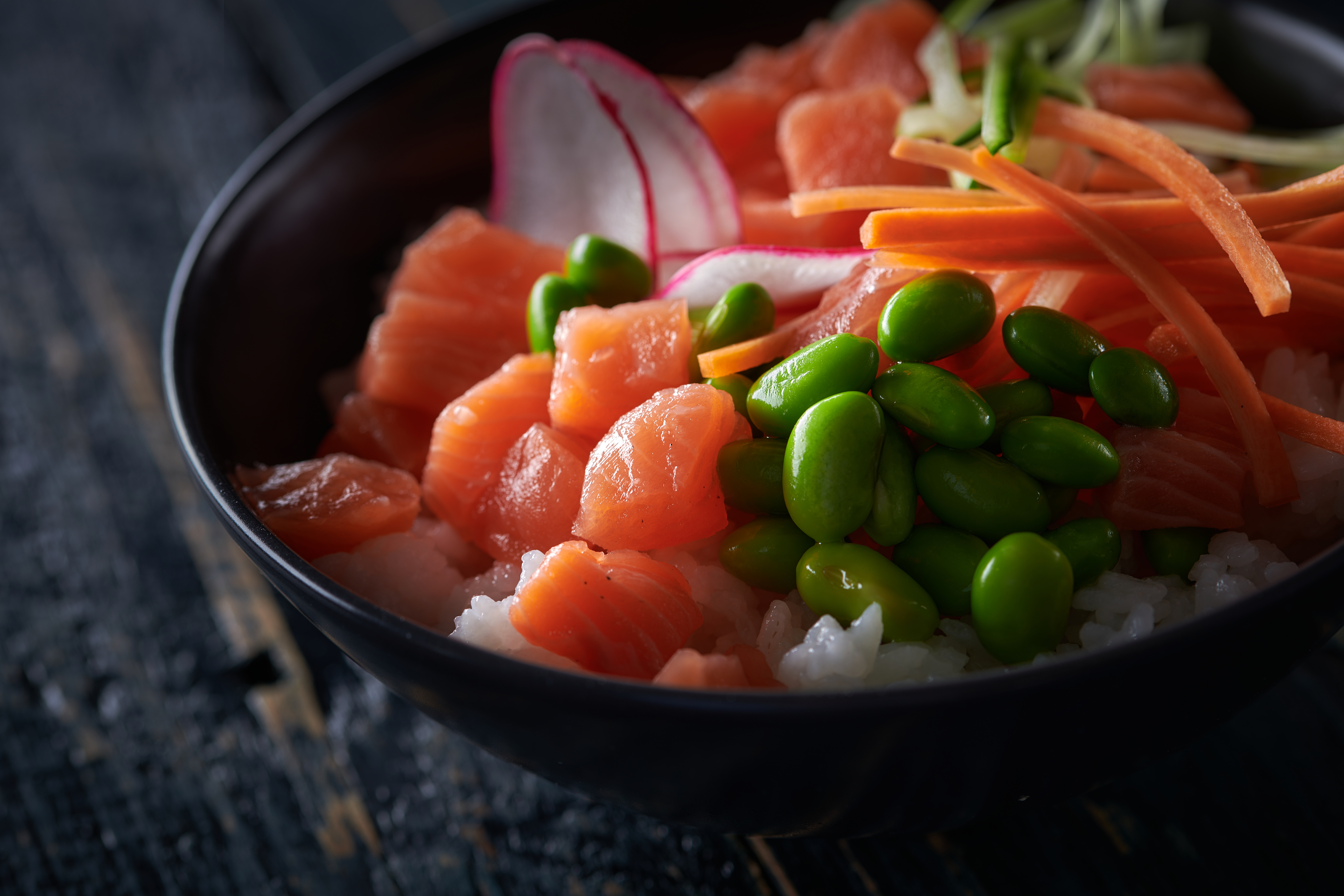 Frisk sushi bowl med laks og pasjonsfruktvinaigrette