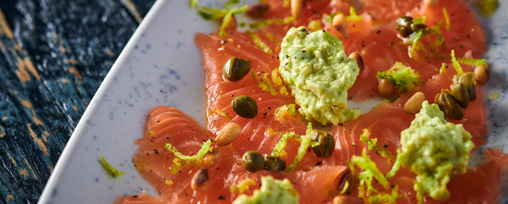 Kaper Italian Carpaccio av laks med avokadokrem, kapers og pinjekjerner