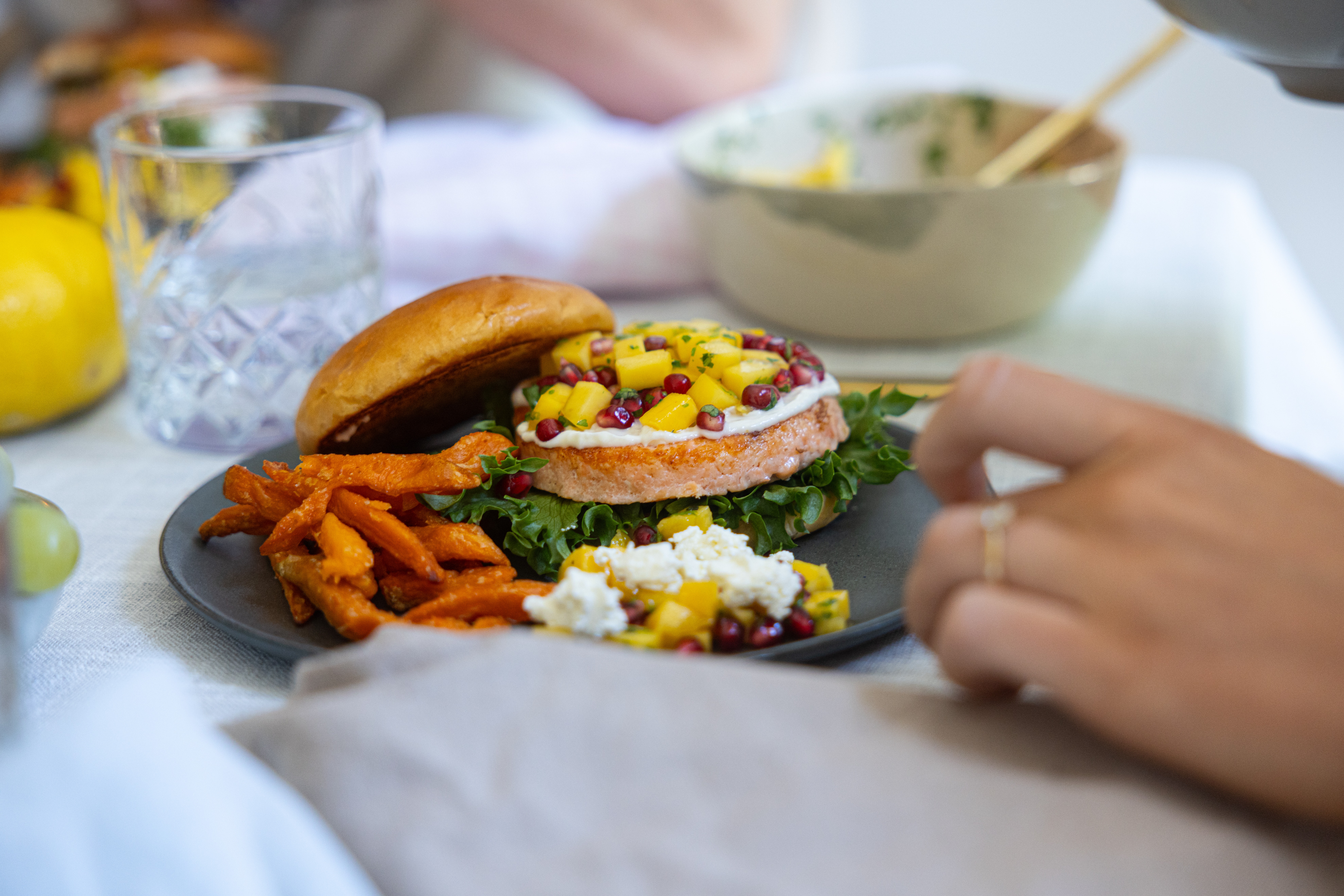 Lakseburger med mangosalat og fries