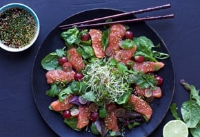 Asiatisk sallad med sashimi, druvor och groddar