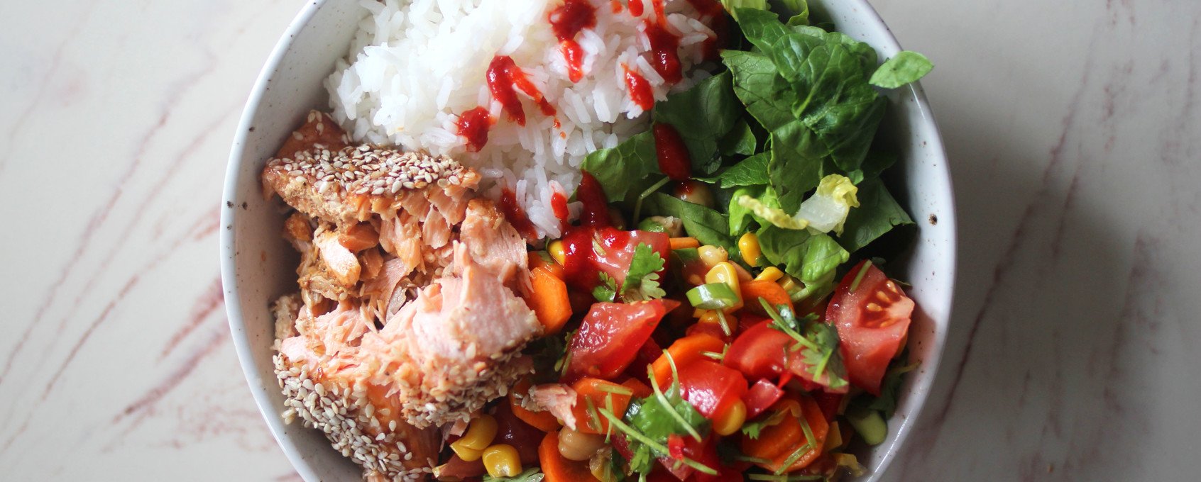 Bowl med ovnsbakt laks og grønnsaker