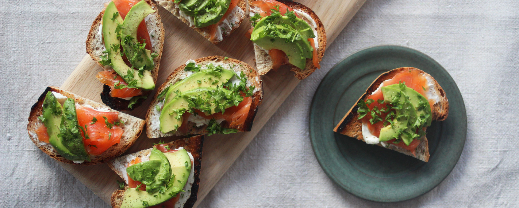 Bruchetta med färskost, rökt lax och avocado