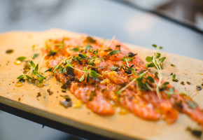 Carpaccio av ørret med sukkertare