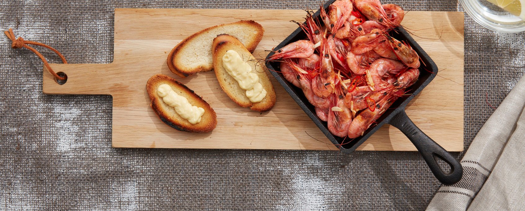 Chilimarinerte reker med stekt brød og majones