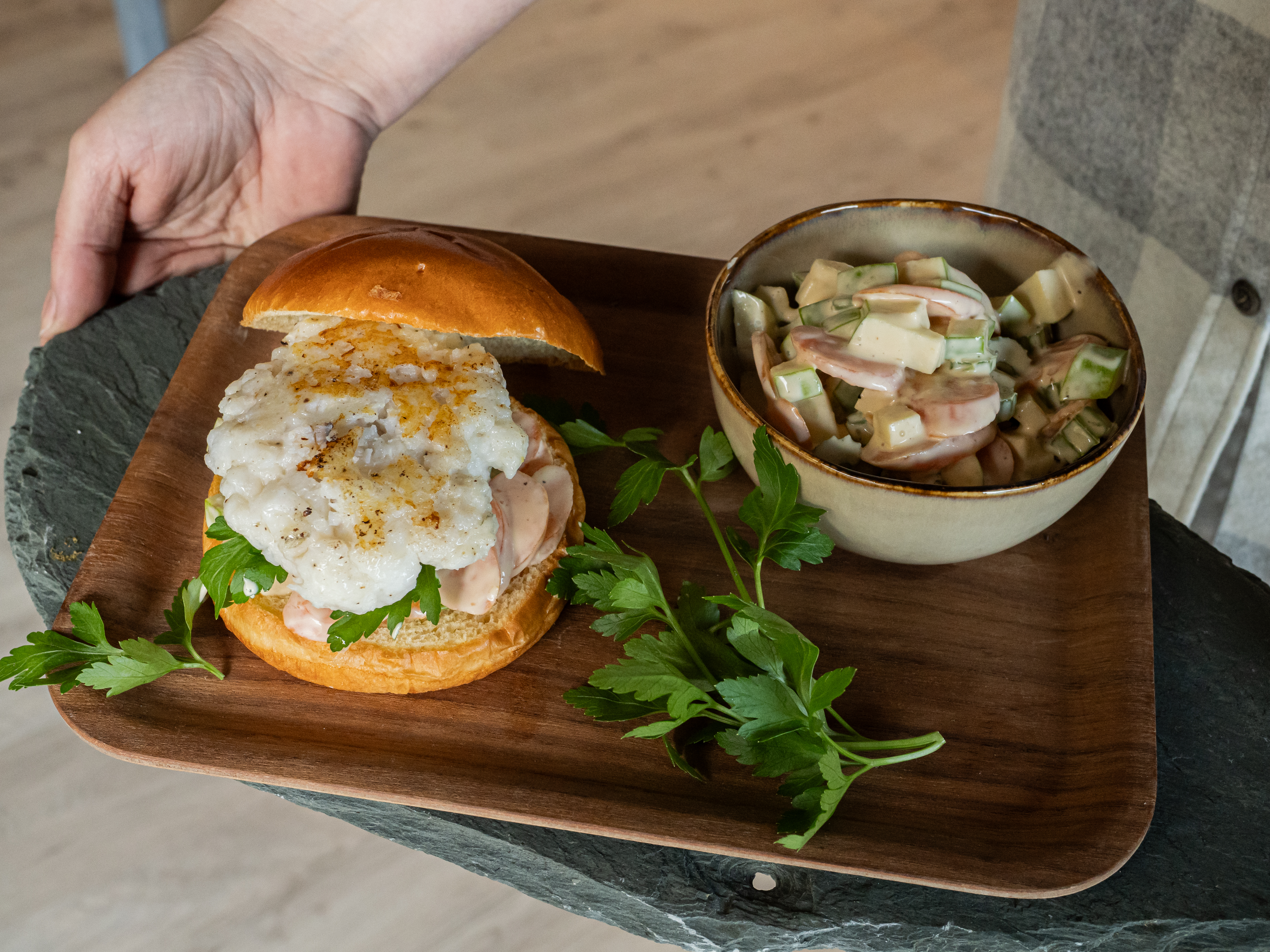 Fiskeburger med hjemmelaget coleslaw