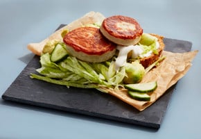 Fiskekaker på grovbrød med vårløk og avokado