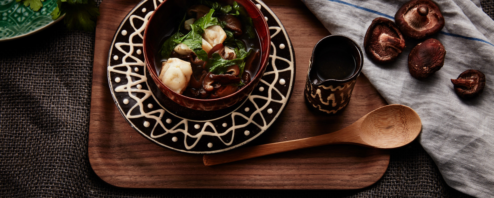 Hotpot med torsk, sopp og urter i buljong