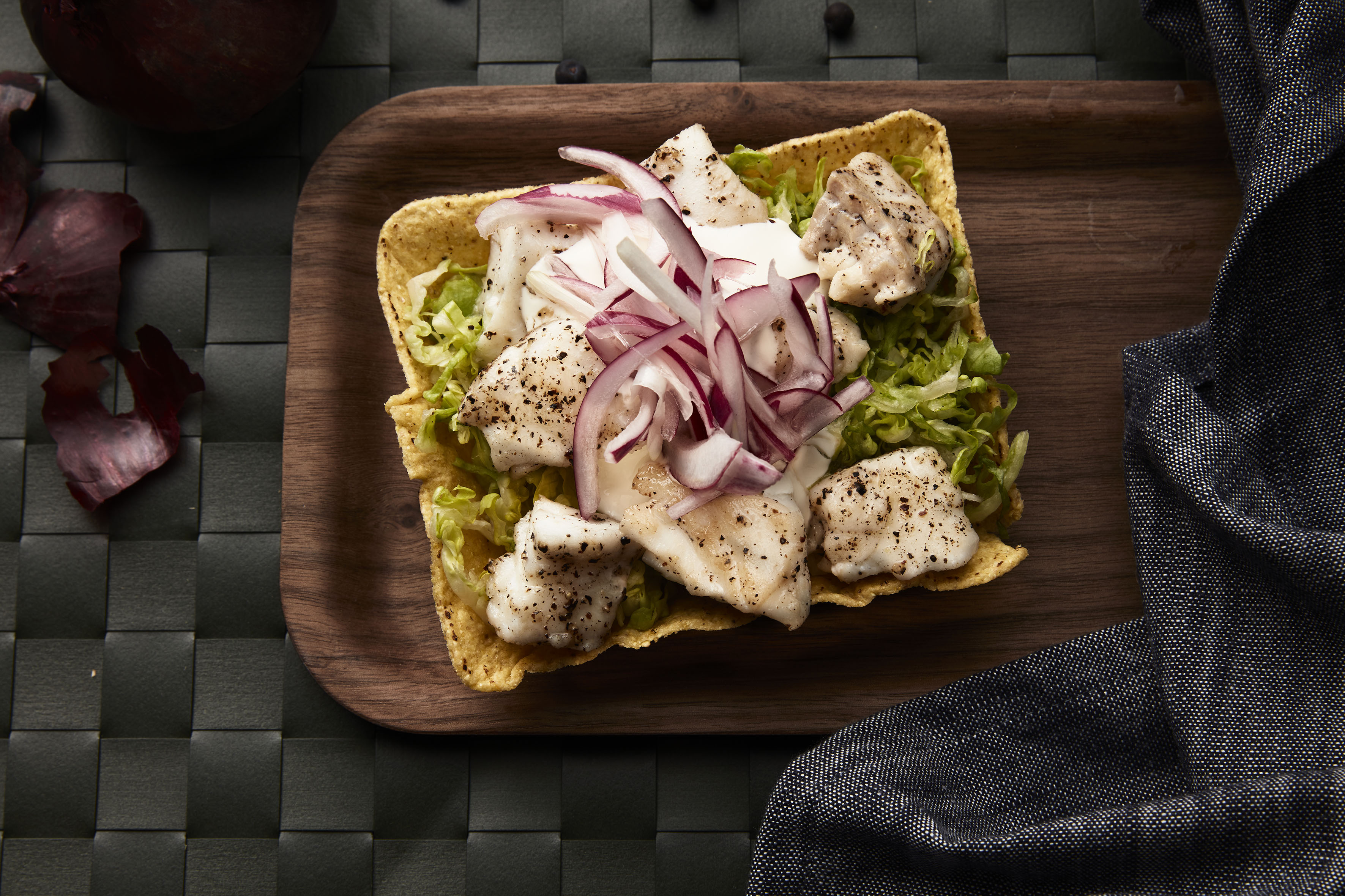 Fisketaco med syltet rødløk og rømme