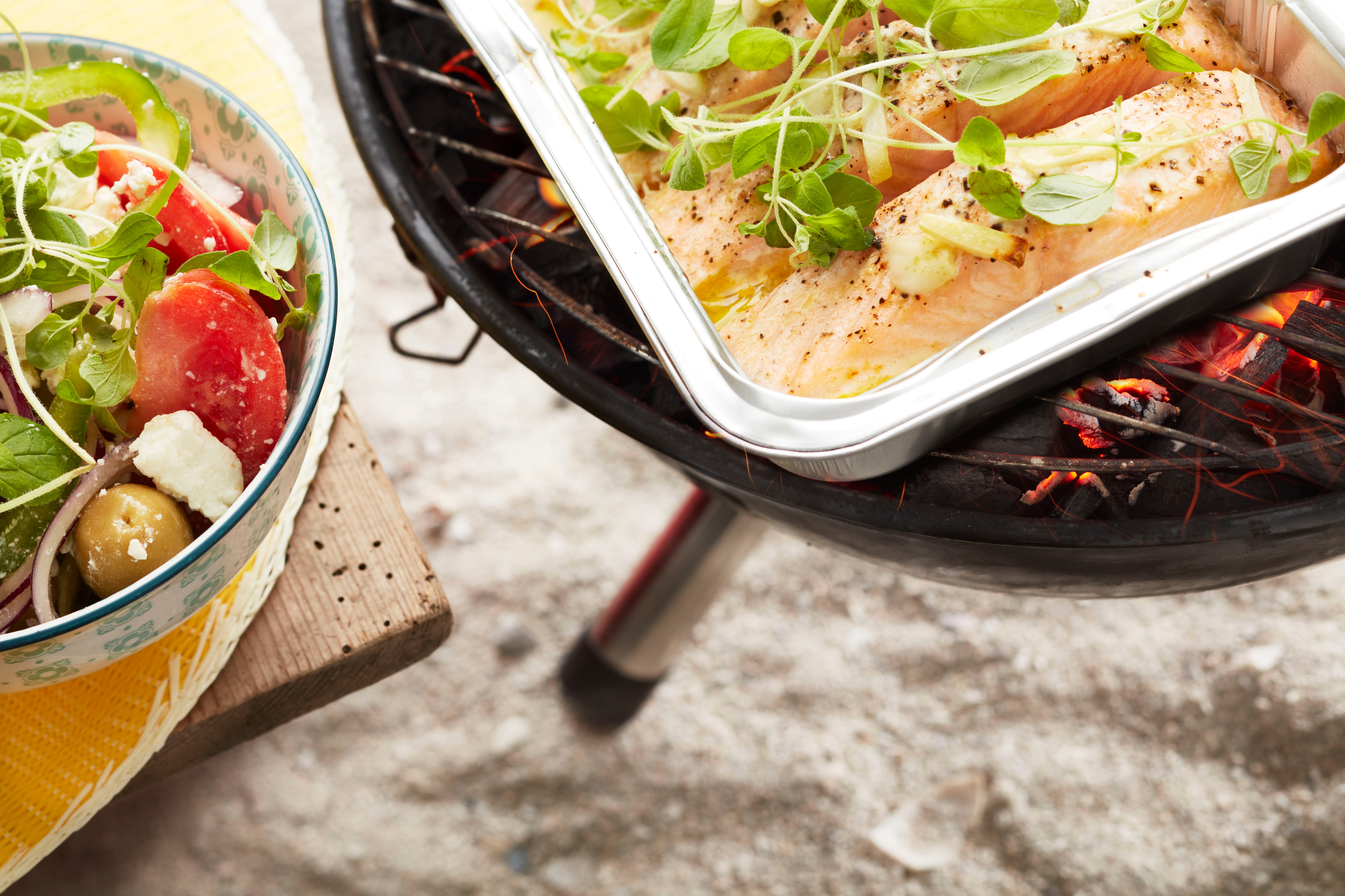 Grillad lax med vitlök och grekisk sallad