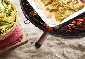 Grillet laks med pesto og pastasalat