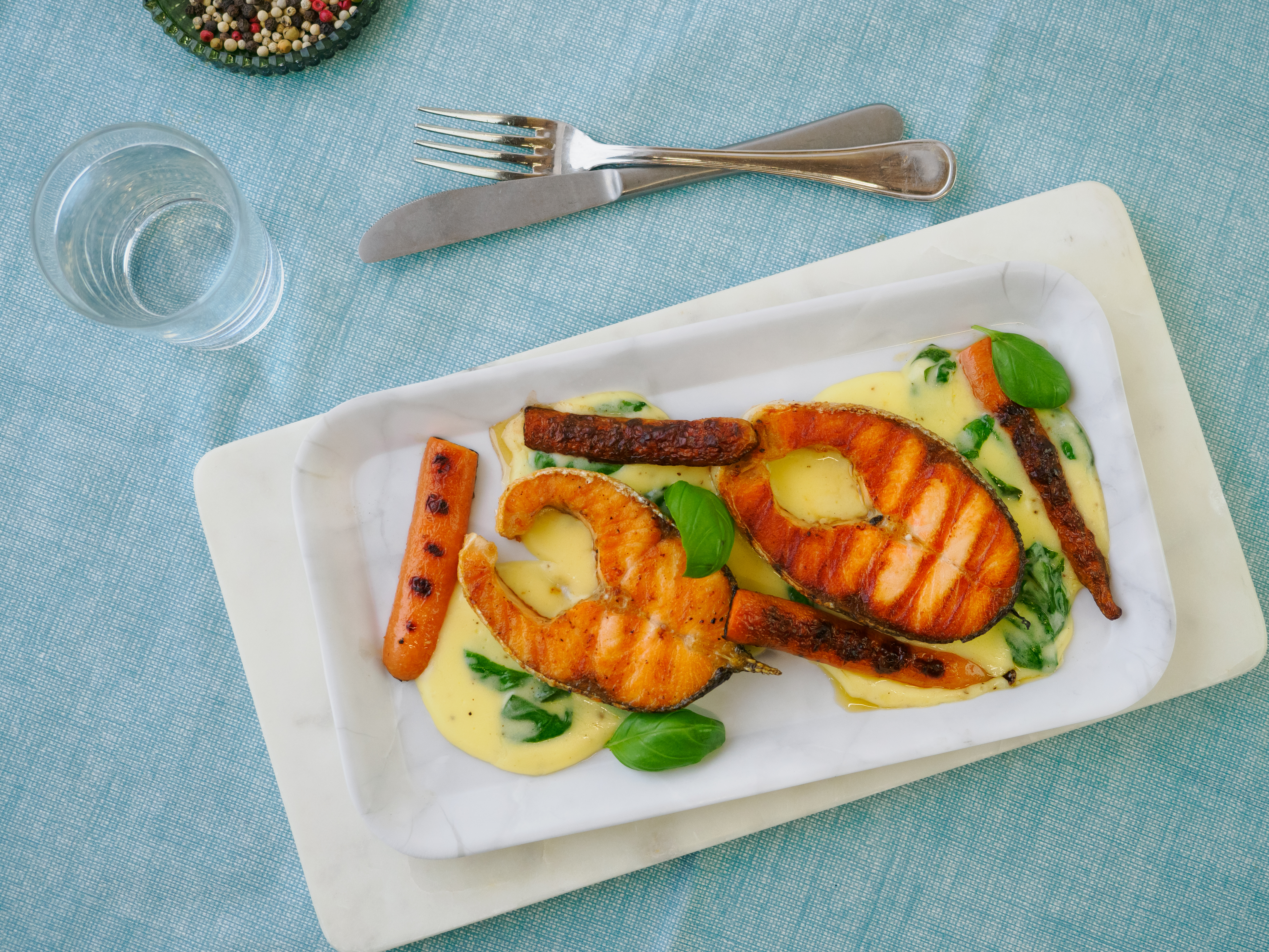 Grillkoteletter av laks med hollandaisesaus tilsatt basilikum