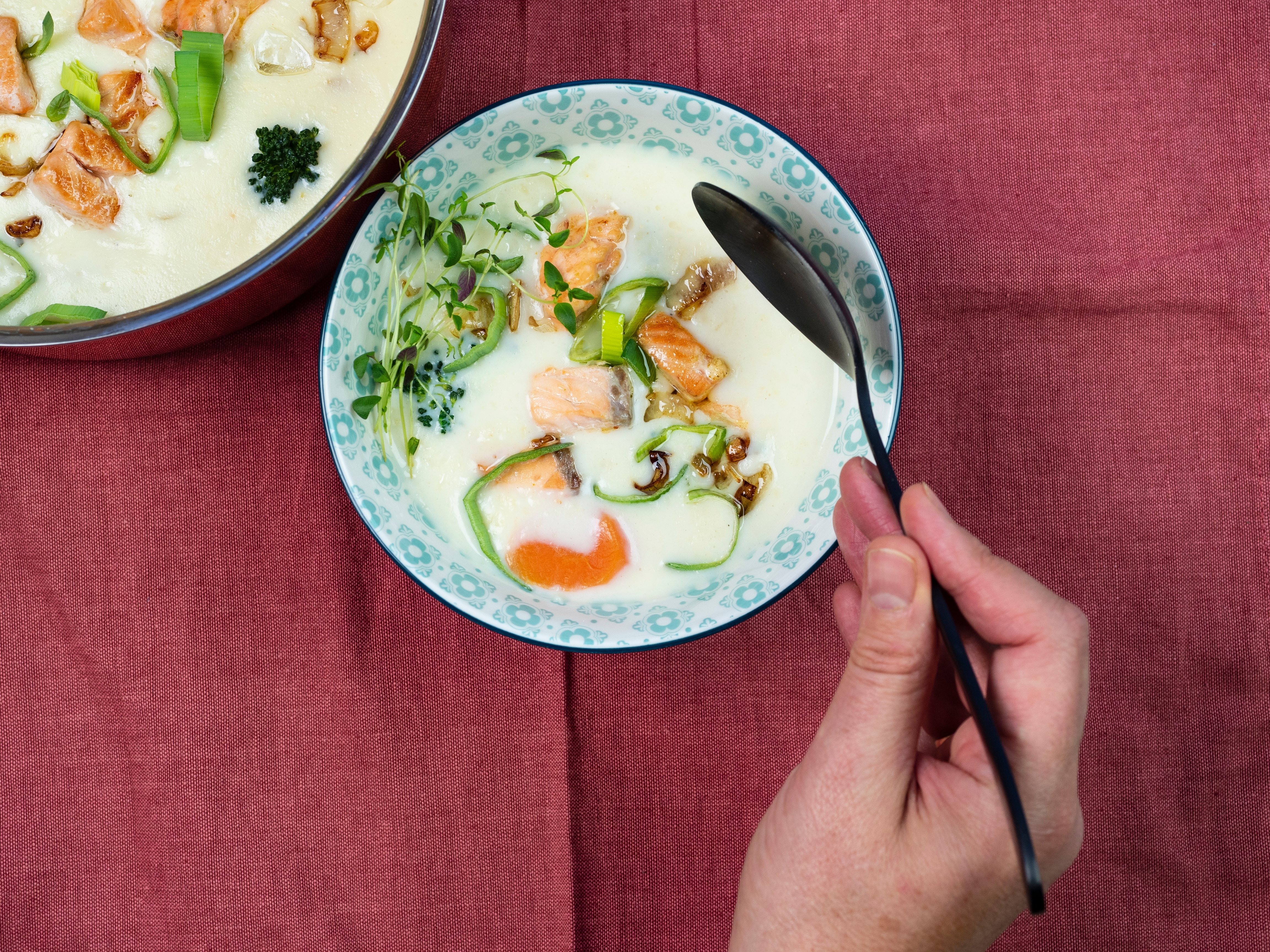 Hvit fiskesuppe med laks og brokkoli