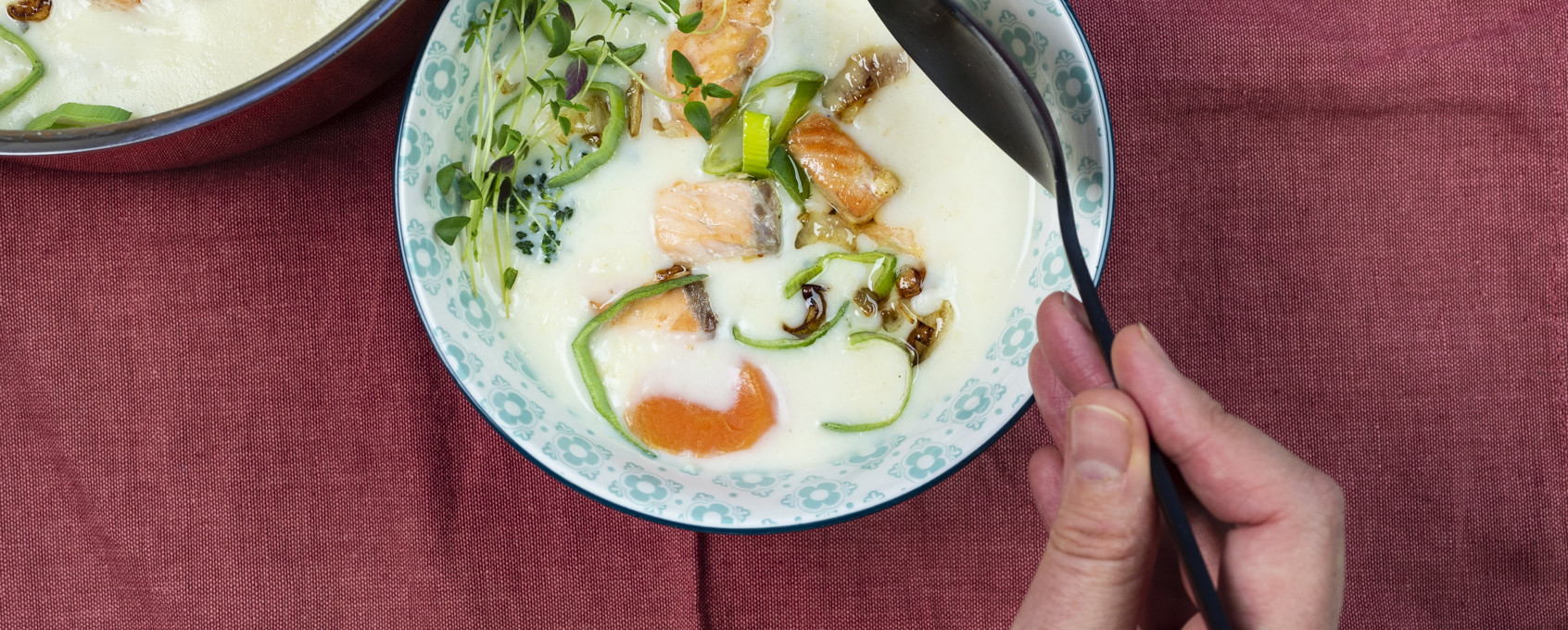 Hvit fiskesuppe med laks og brokkoli