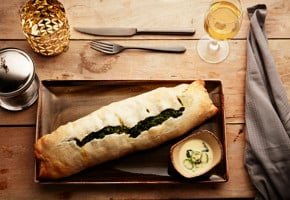 Innbakt laks med spinat og fetaost