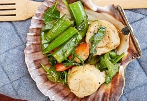 Scallops with rocket and lemon