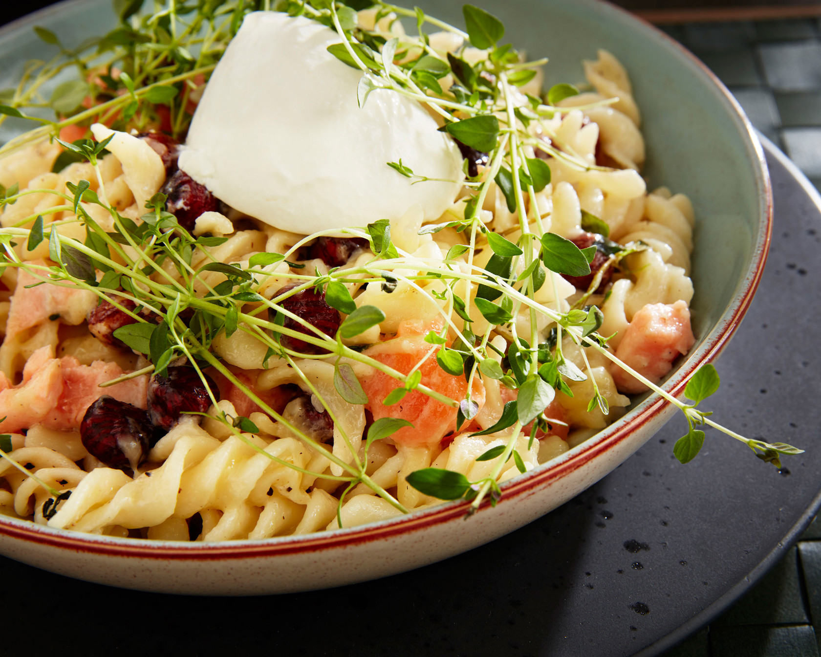 Salmon with fusilli, thyme and Jarlsberg