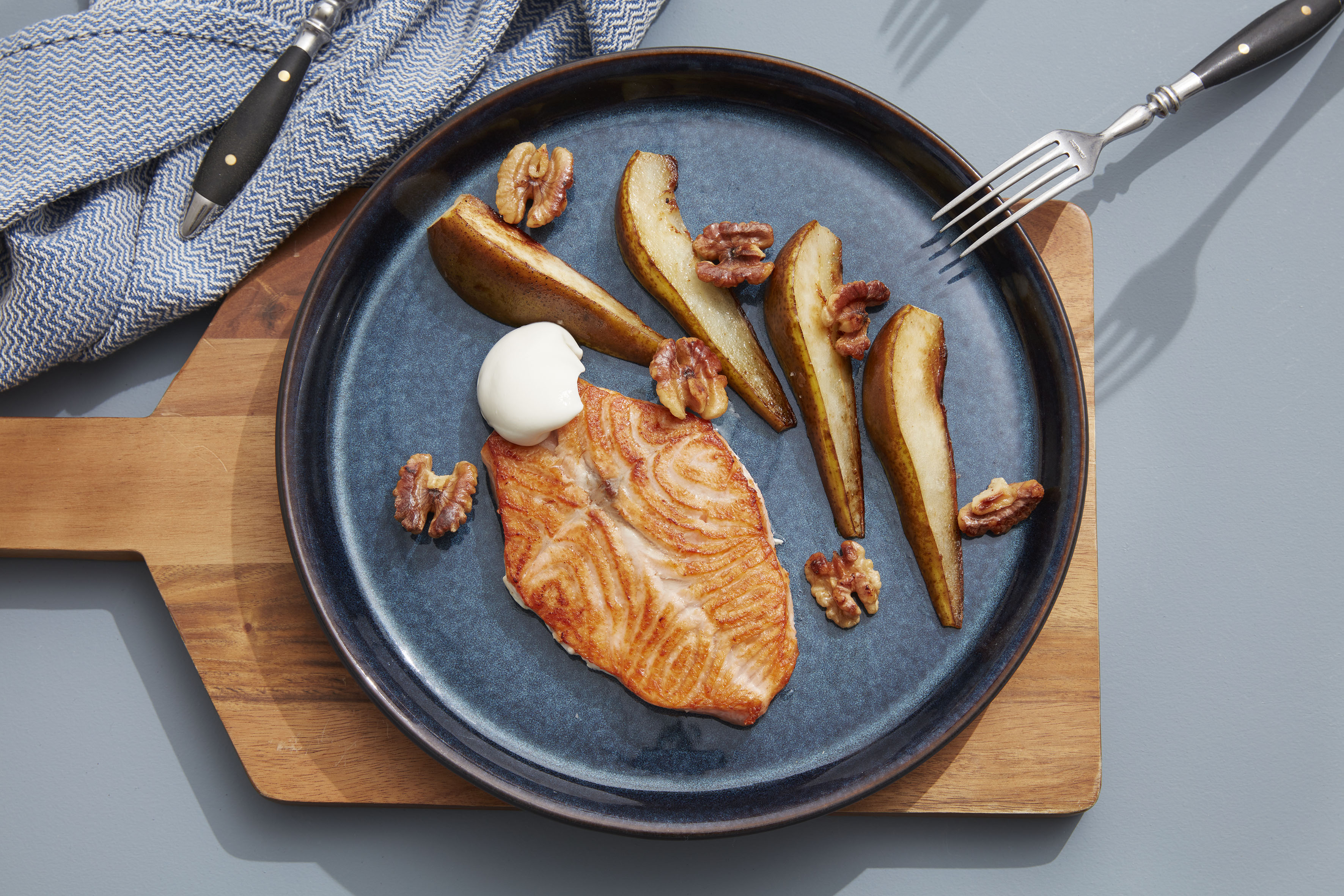 Laks med stekt pære, valnøtter og kesam