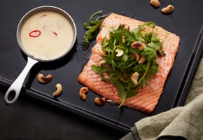 Laksesalat med nøtter og chili- og limedressing