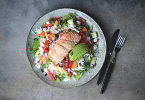 Laksesalat med ris og grønnsaker