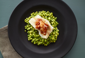 Erter og torsk med baconsmør