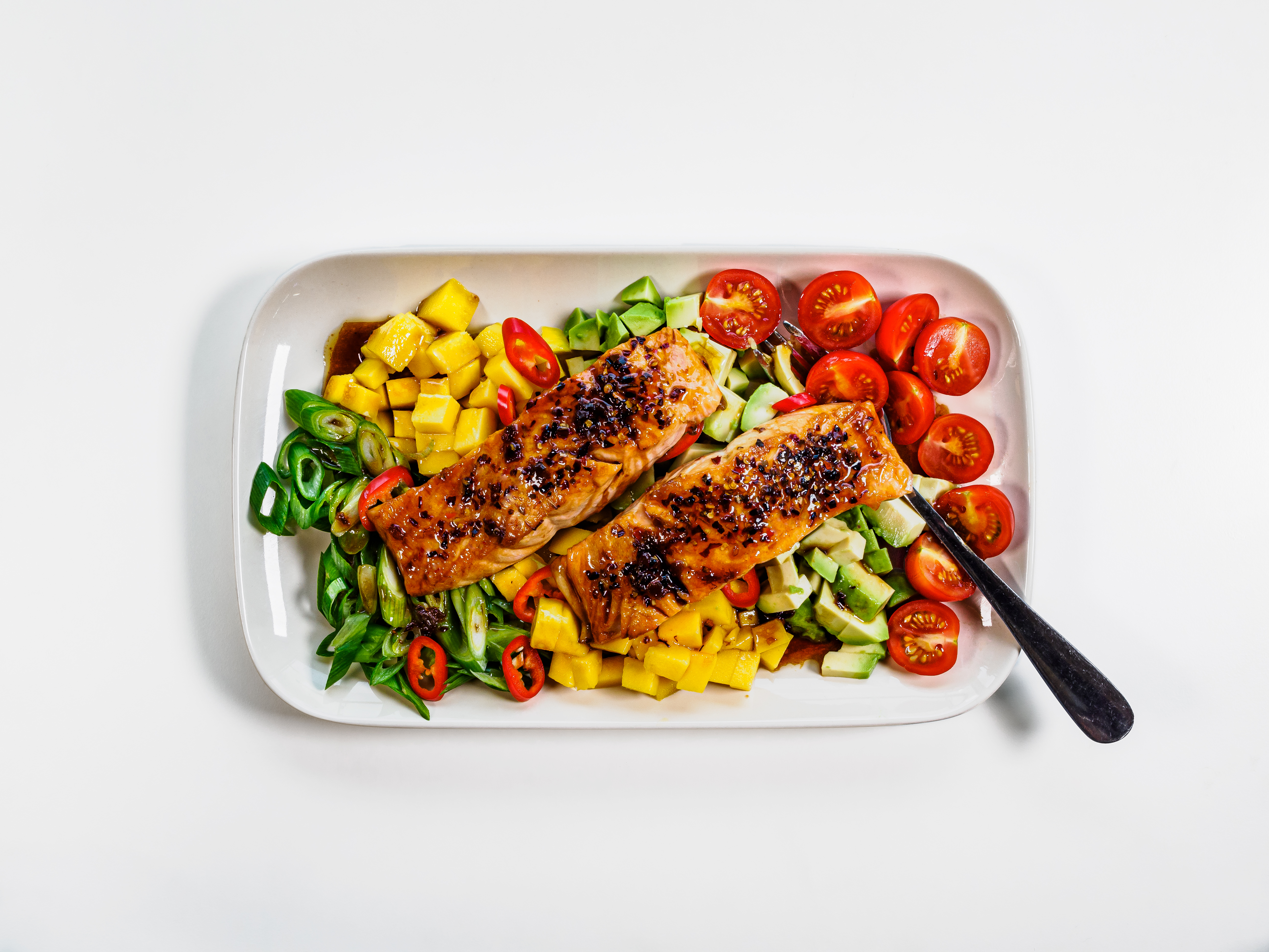 Tallerken med ørret med sweet chili saus og mango- og avokadosalat