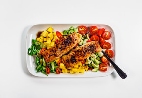 Tallerken med ørret med sweet chili saus og mango- og avokadosalat