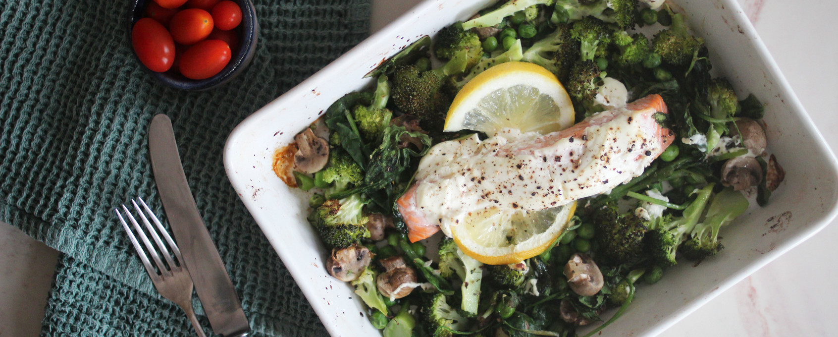 Ovnsbakt laks med crème fraîche og brokkoli