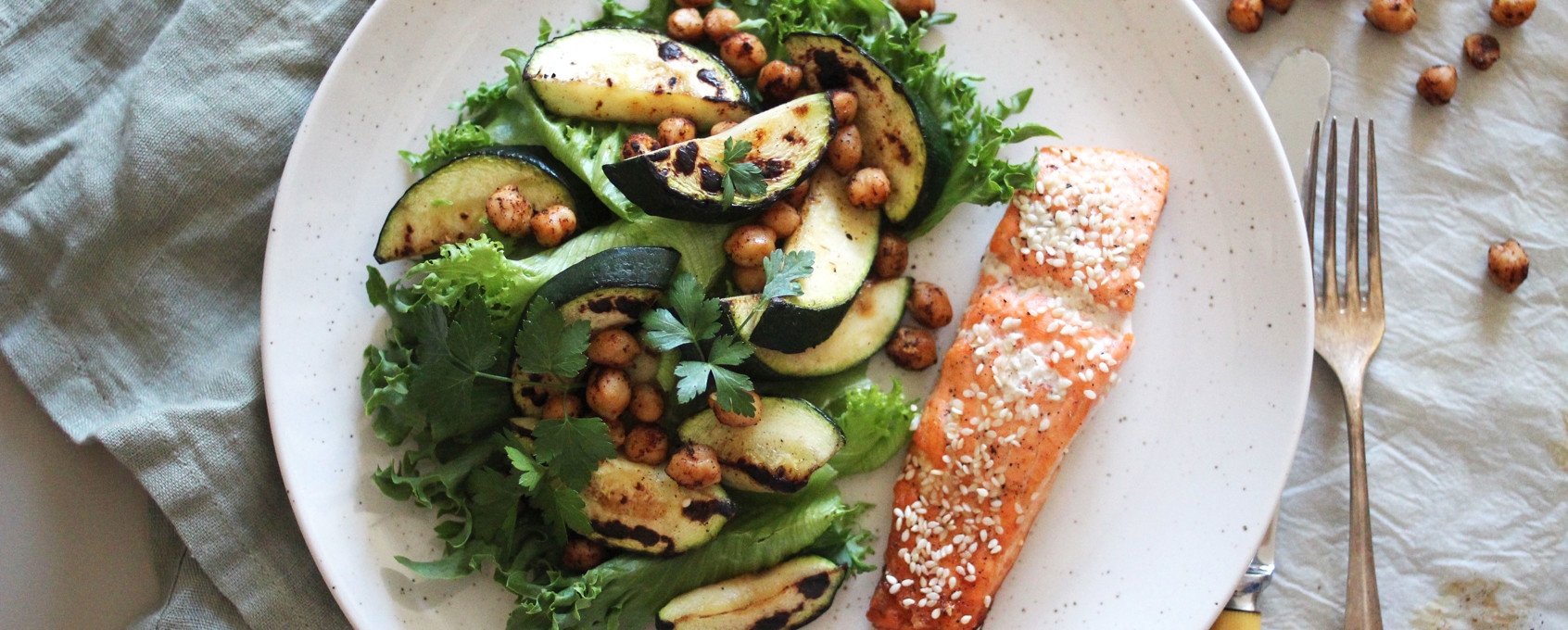 Ovnsbakt laks med grønnsaker og spicy kikerter