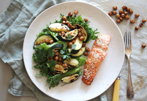 Ovnsbakt laks med grønnsaker og spicy kikerter