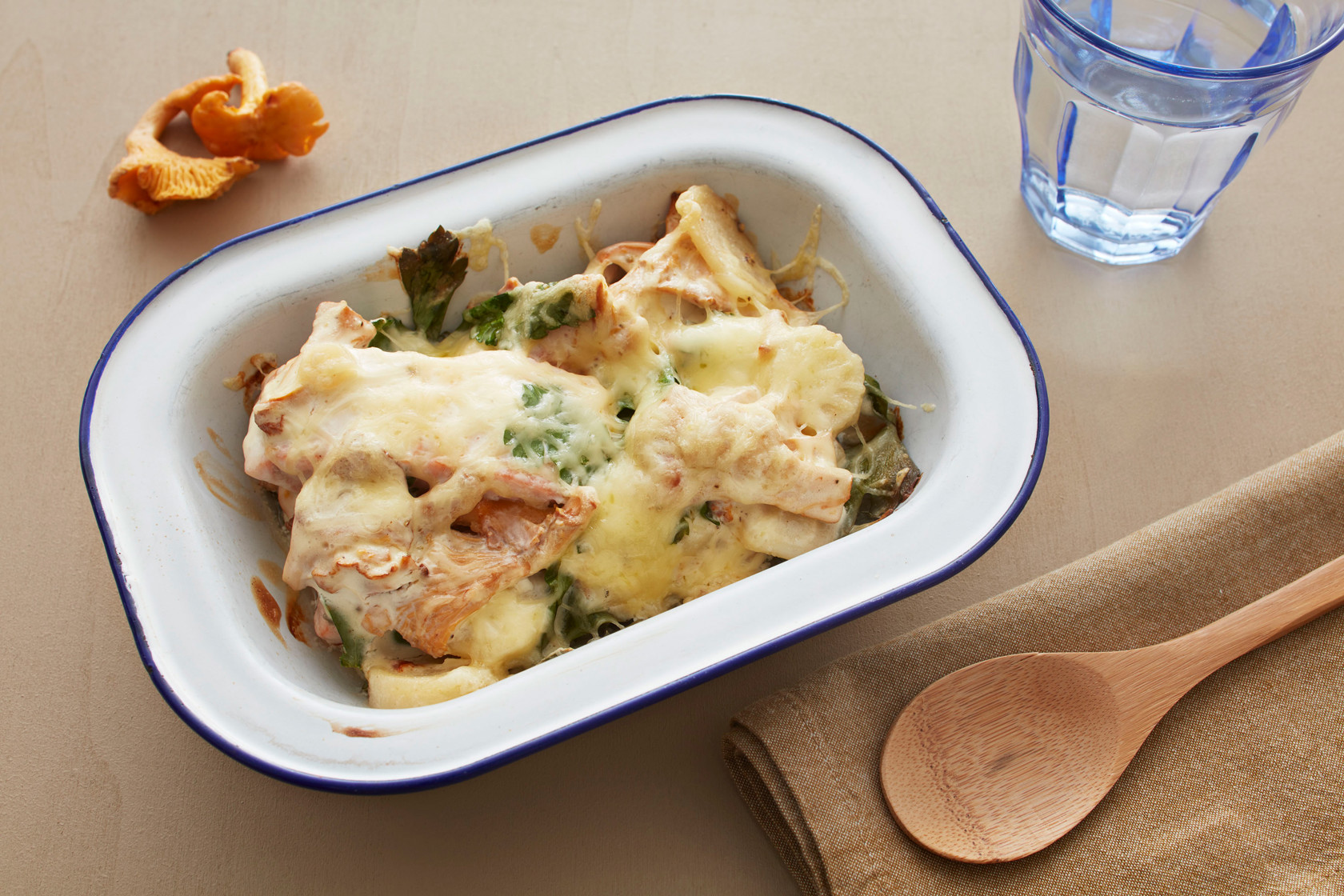 Baked salmon with chanterelle, root parsley and cheese