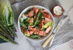 Ovnsbakt ørret med blandet salat og pepperrotkrem