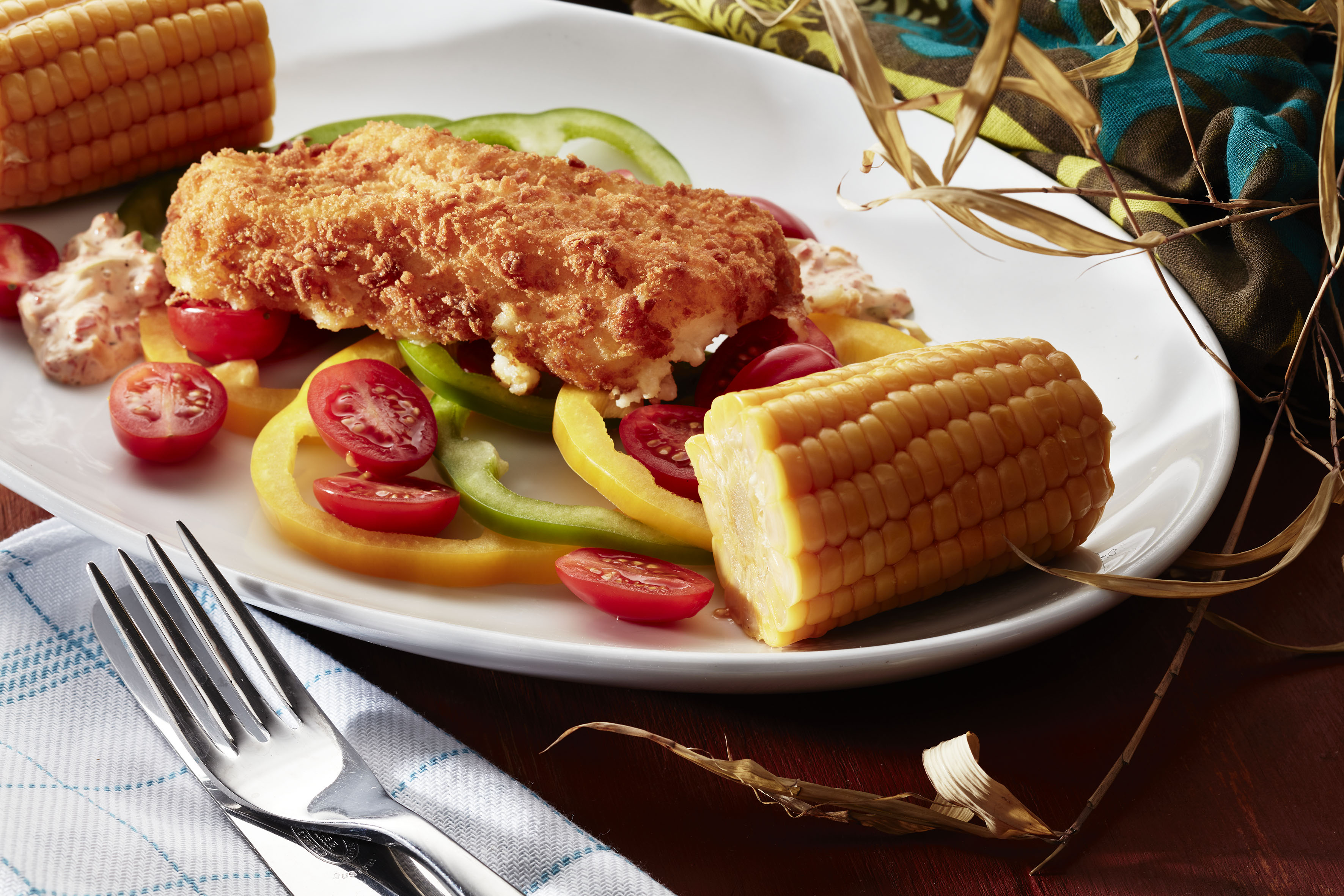 Sprøpanerte torskefileter med paprika– og hvitløksmajones på en tallerken