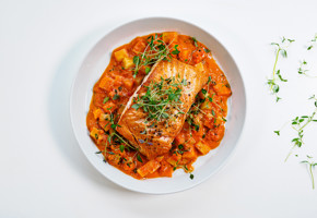 tallerken med pannestekt ørret med kremet tomat- og grønnsakssaus