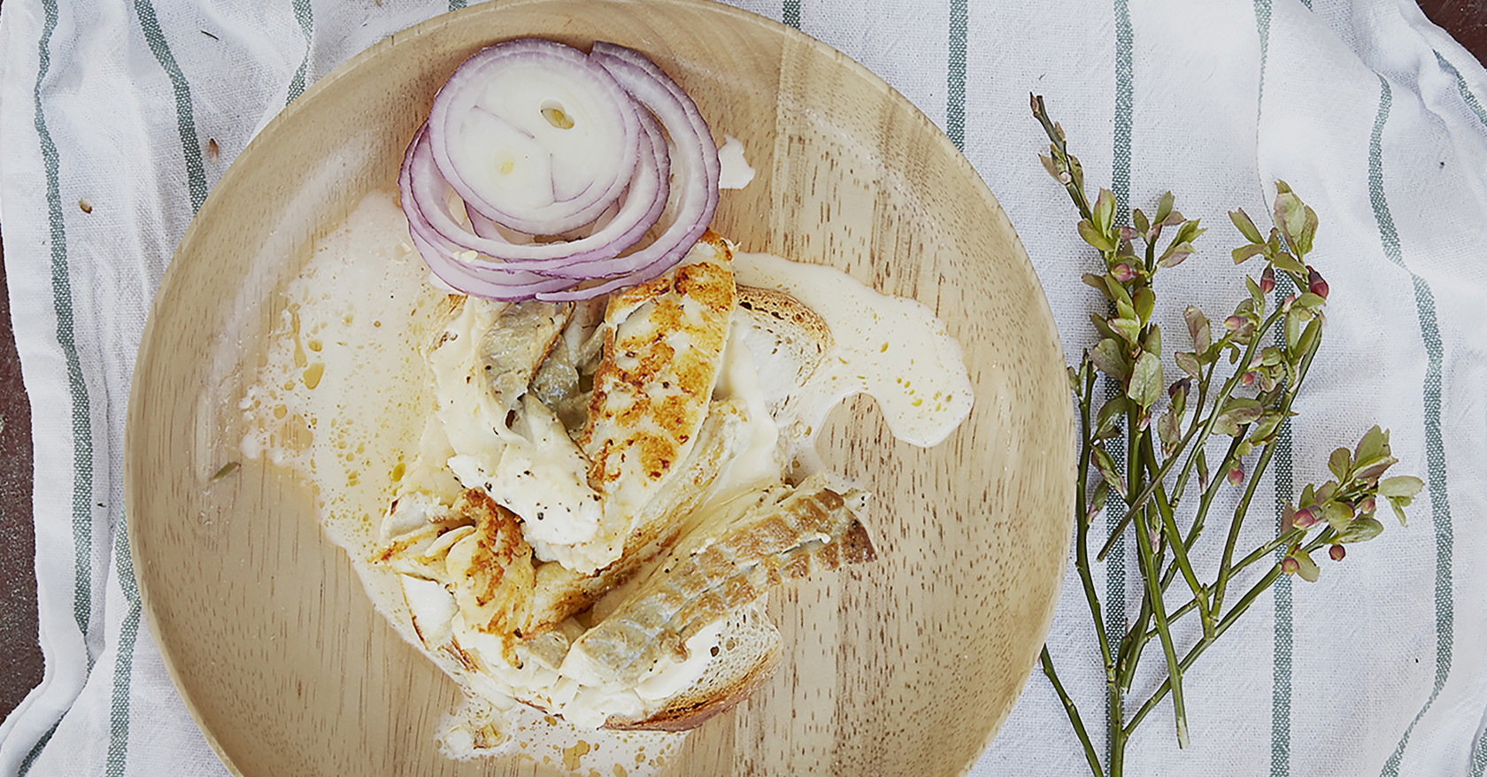 Sandwich with pollack, red onion and soured cream