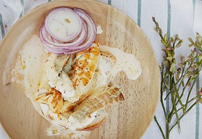 Sandwich with pollack, red onion and soured cream