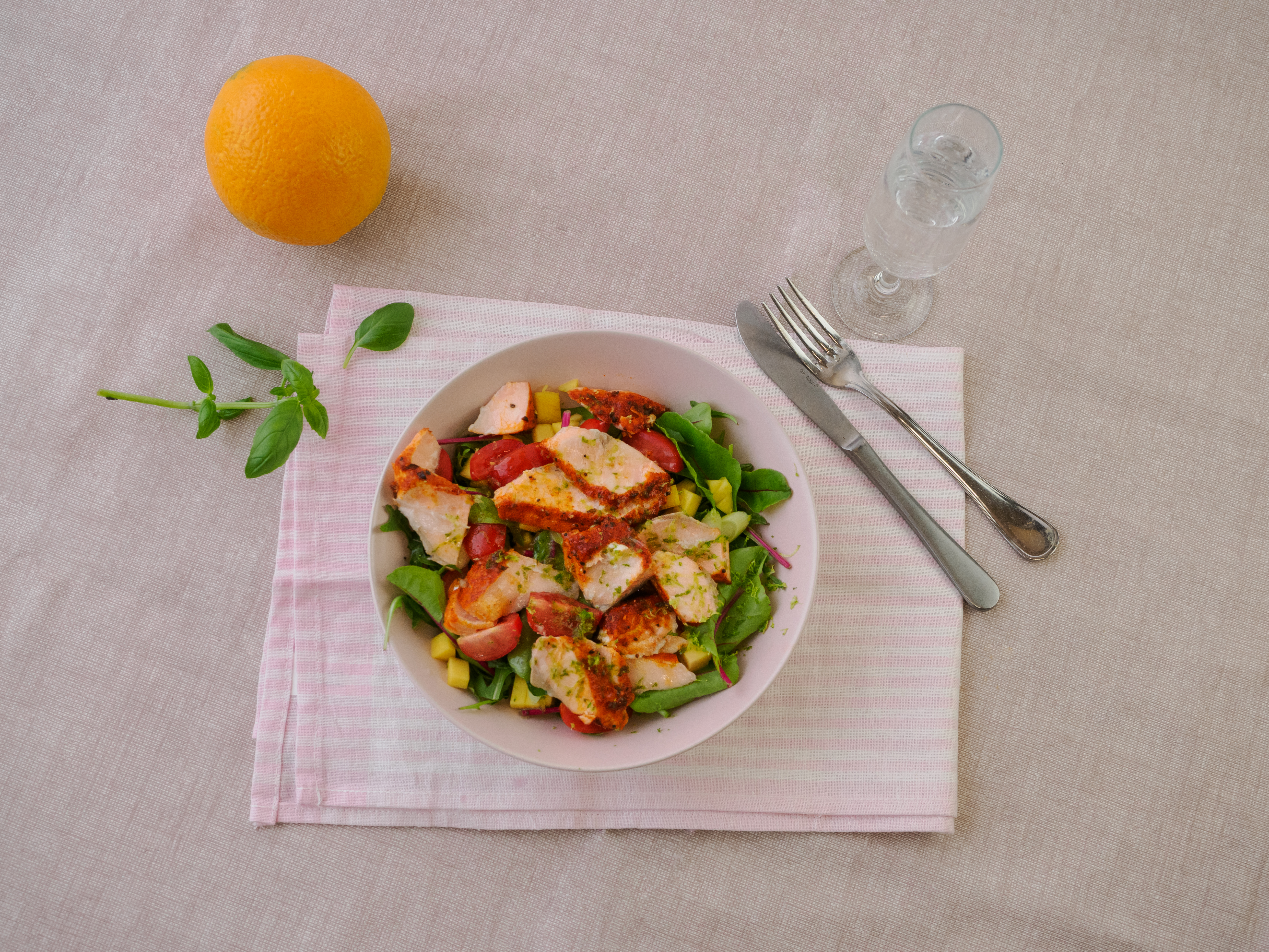 laks med mango, vårløk og minitomater.