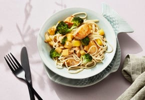 Pasta med karrilaks, mango og brokkoli